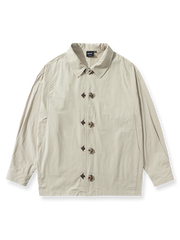 木製ボタンとルーズフィットシルエットが特徴のヴィンテージコットンシャツの全体像。