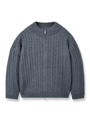 柔らかな肌触りと高保温性を兼ね備えたケーブル編みジップカーディガン