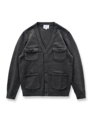 四つポケットとVネックが特徴のワークスタイルニットカーディガン。