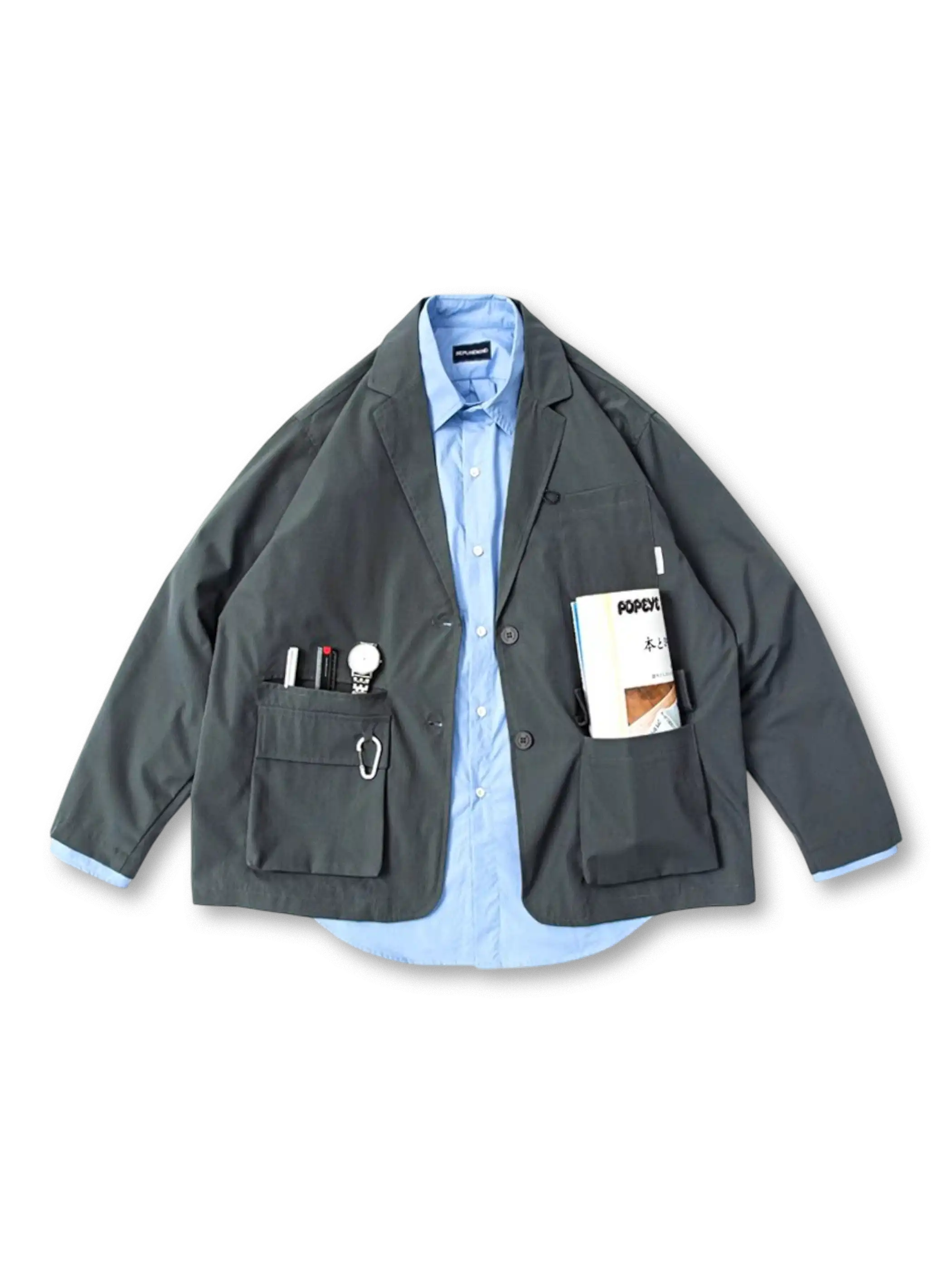 ルーズシルエットと多ポケットが特徴のポリエステル製テーラードジャケット。クラシックな3ボタンスタイルにワーク調ステッチを施し、通勤や休日のカジュアルスタイルに最適。快適な着心地と収納力を両立。