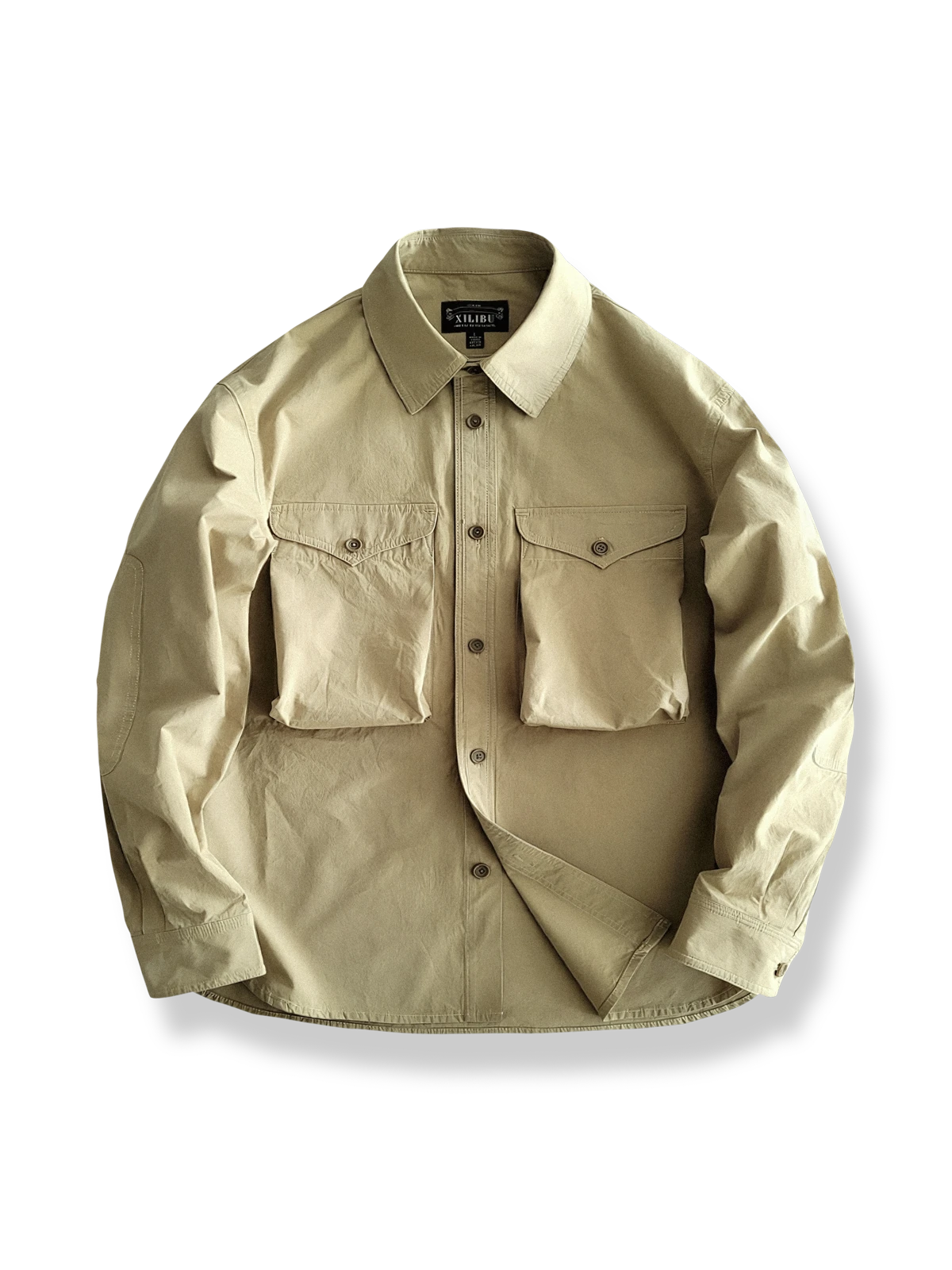 大きなポケットが特徴のワークスタイル長袖シャツ