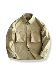 大きなポケットが特徴のワークスタイル長袖シャツ