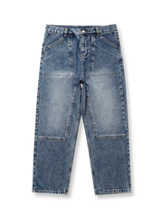 ワークテイストデニムパンツの全体正面画像、膝パッチとユーティリティポケットのディテール。