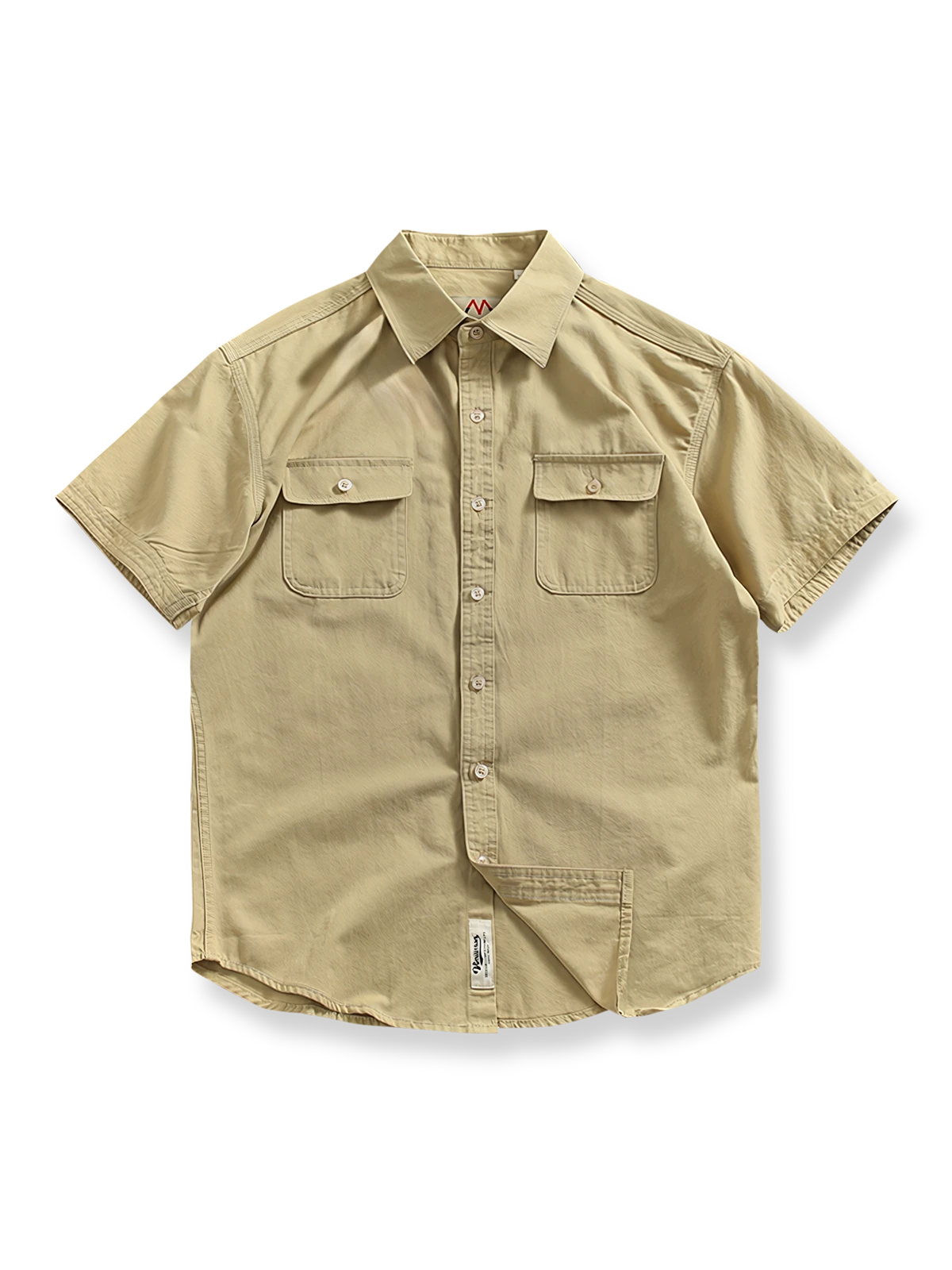 耐久性と機能性を備えたワークウェア風半袖シャツ。