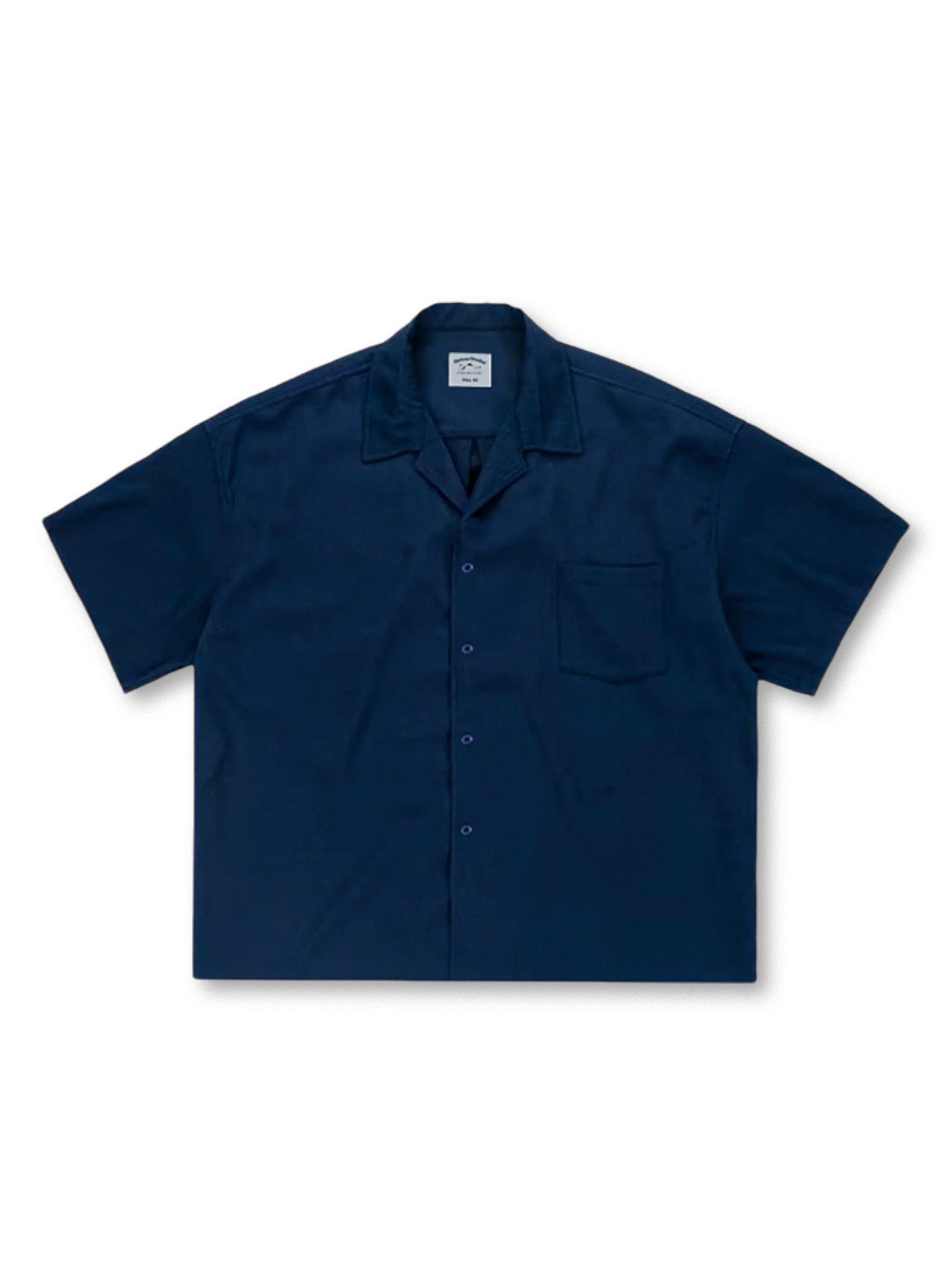 シワになりにくい混紡素材とワークディテールが特徴のキューバカラー半袖シャツ