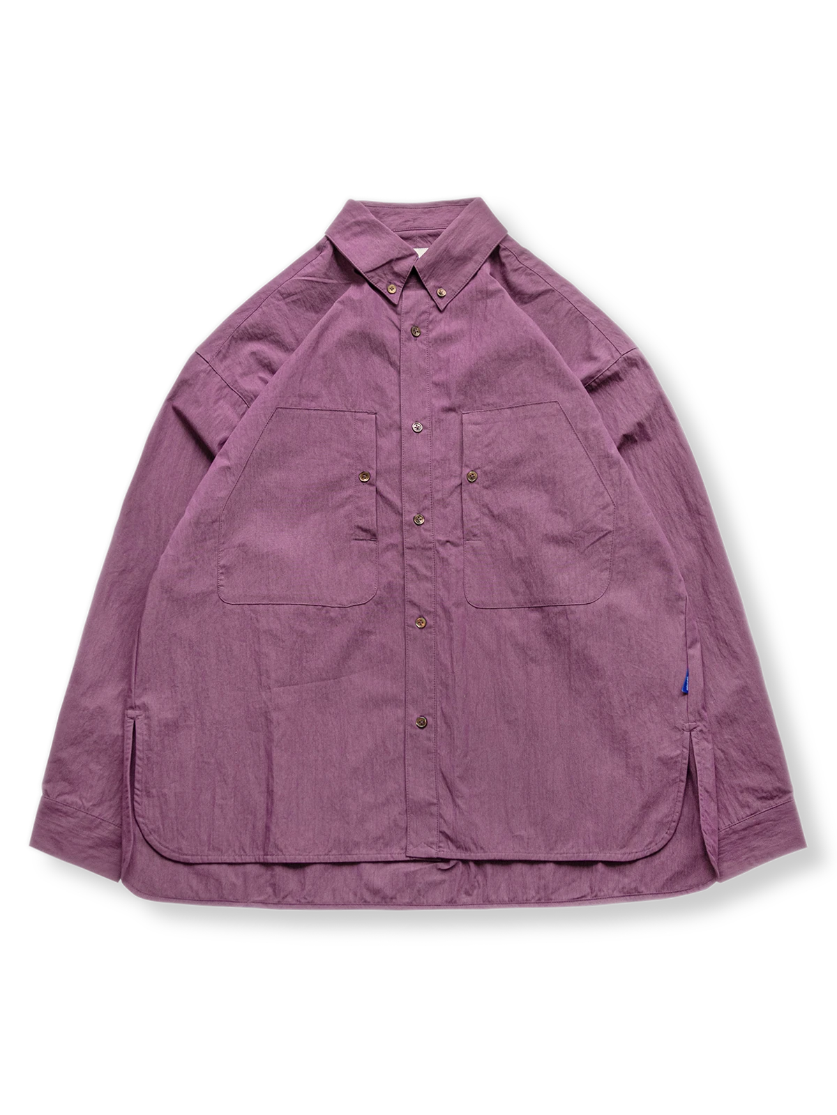 自然をイメージしたアースカラーとシワ加工が特徴のボタンダウン長袖シャツ