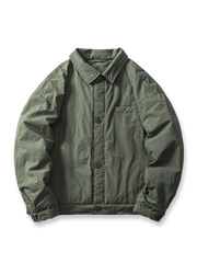 シワ感素材と開襟デザインの中綿ワークジャケット。隠しポケット付きで防風保温性に優れる。