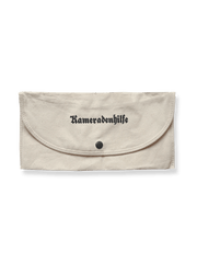 カーキ色のプリントデザインと収納スペースのディテール