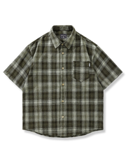 先染めチェック柄とワーク風ポケットが特徴のコットン素材半袖シャツ、ゆったりルーズフィットシルエット