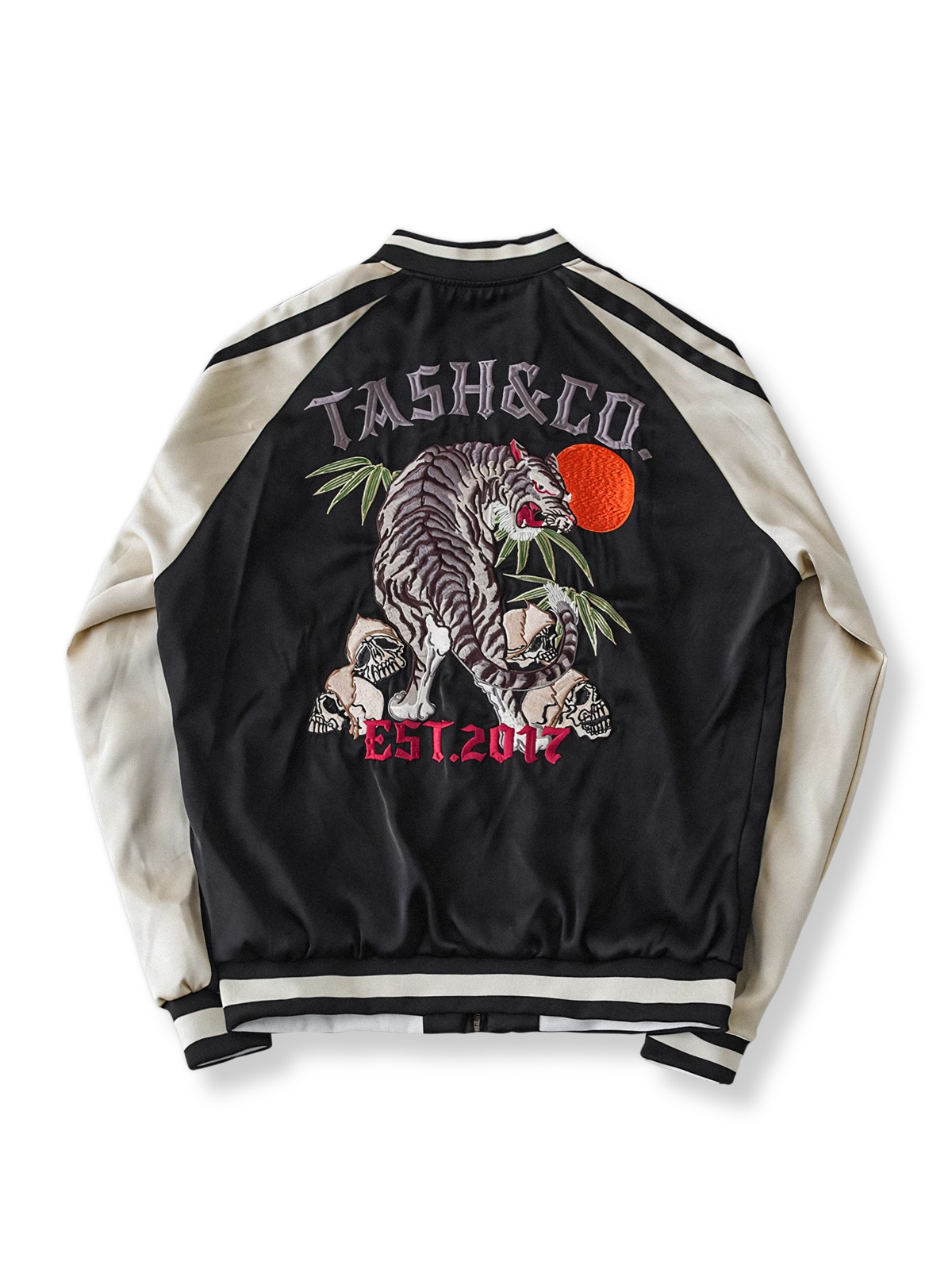 横須賀刺繍のタイガーモチーフが背面に施されたリラックスフィットのベースボールジャケット。