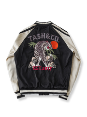 横須賀刺繍のタイガーモチーフが背面に施されたリラックスフィットのベースボールジャケット。