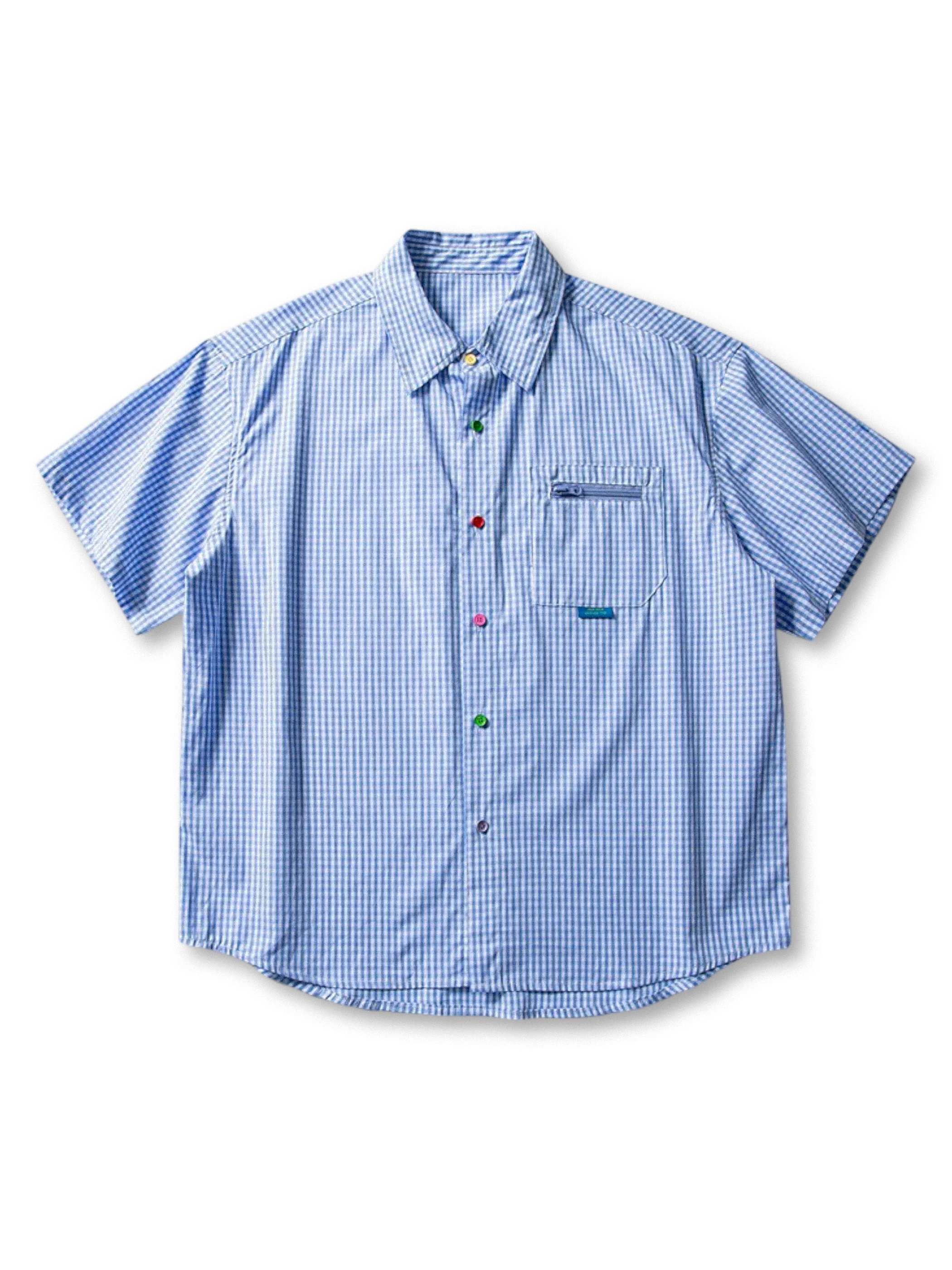 カラフルボタンとジップポケットが特徴のギンガムチェックシャツ