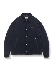 ジッパーポケット付きジャケットのシンプルで機能的なデザインを強調した写真。