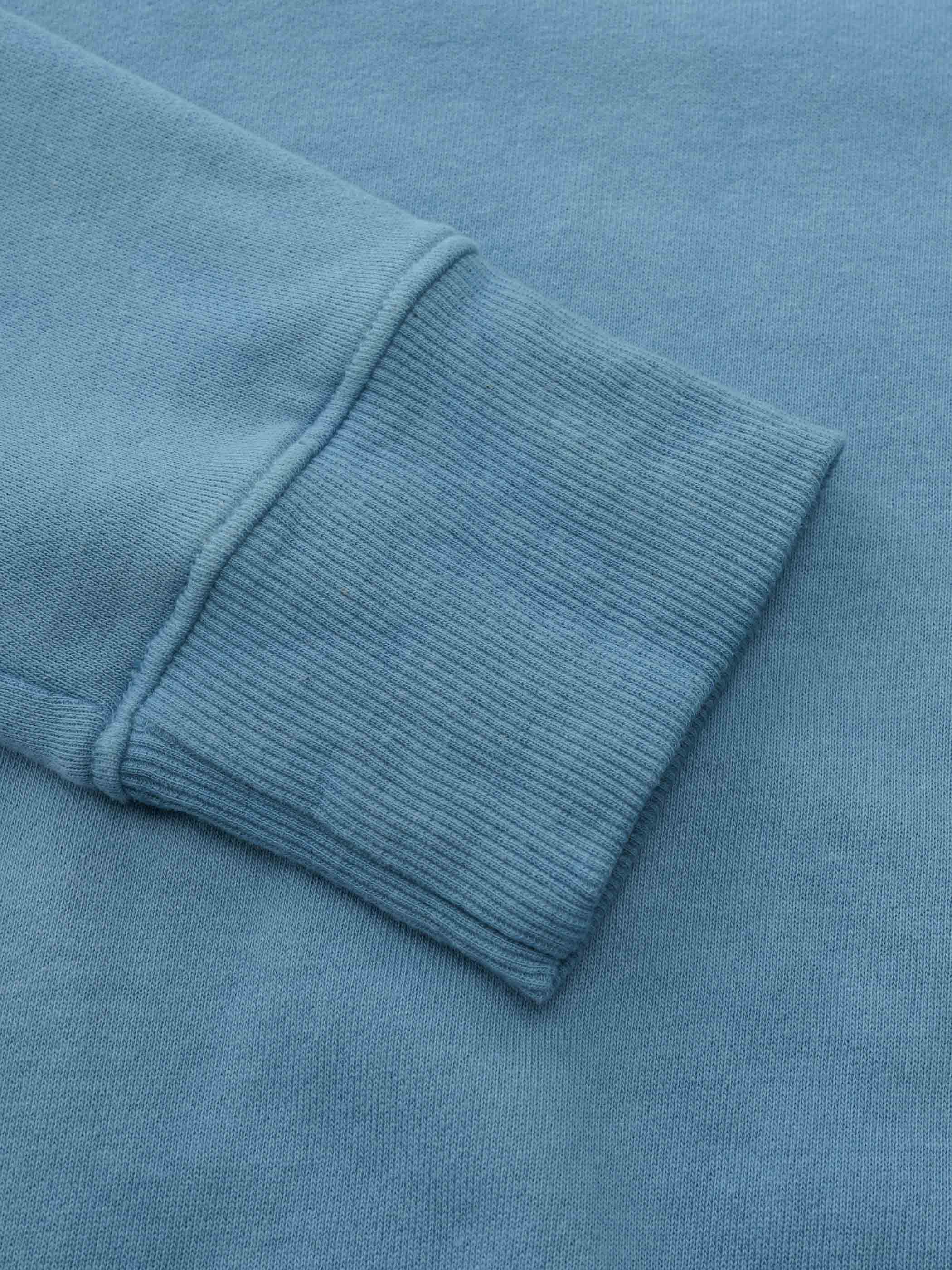 手作業で染色されたスウェットの袖口リブ、絶妙なウォッシュ加工でヴィンテージ感を演出