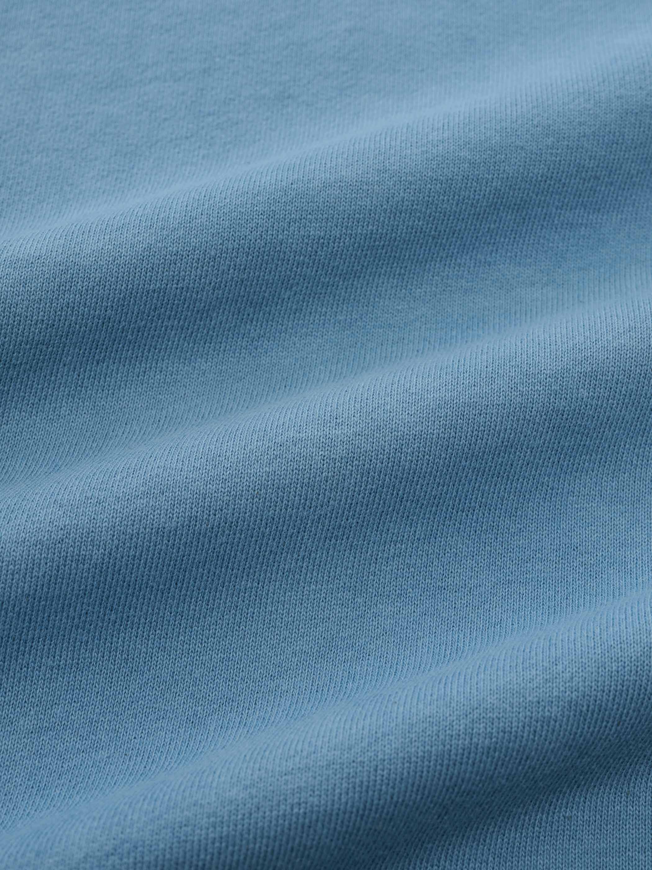 手作業で染色されたスウェットの袖口リブ、絶妙なウォッシュ加工でヴィンテージ感を演出