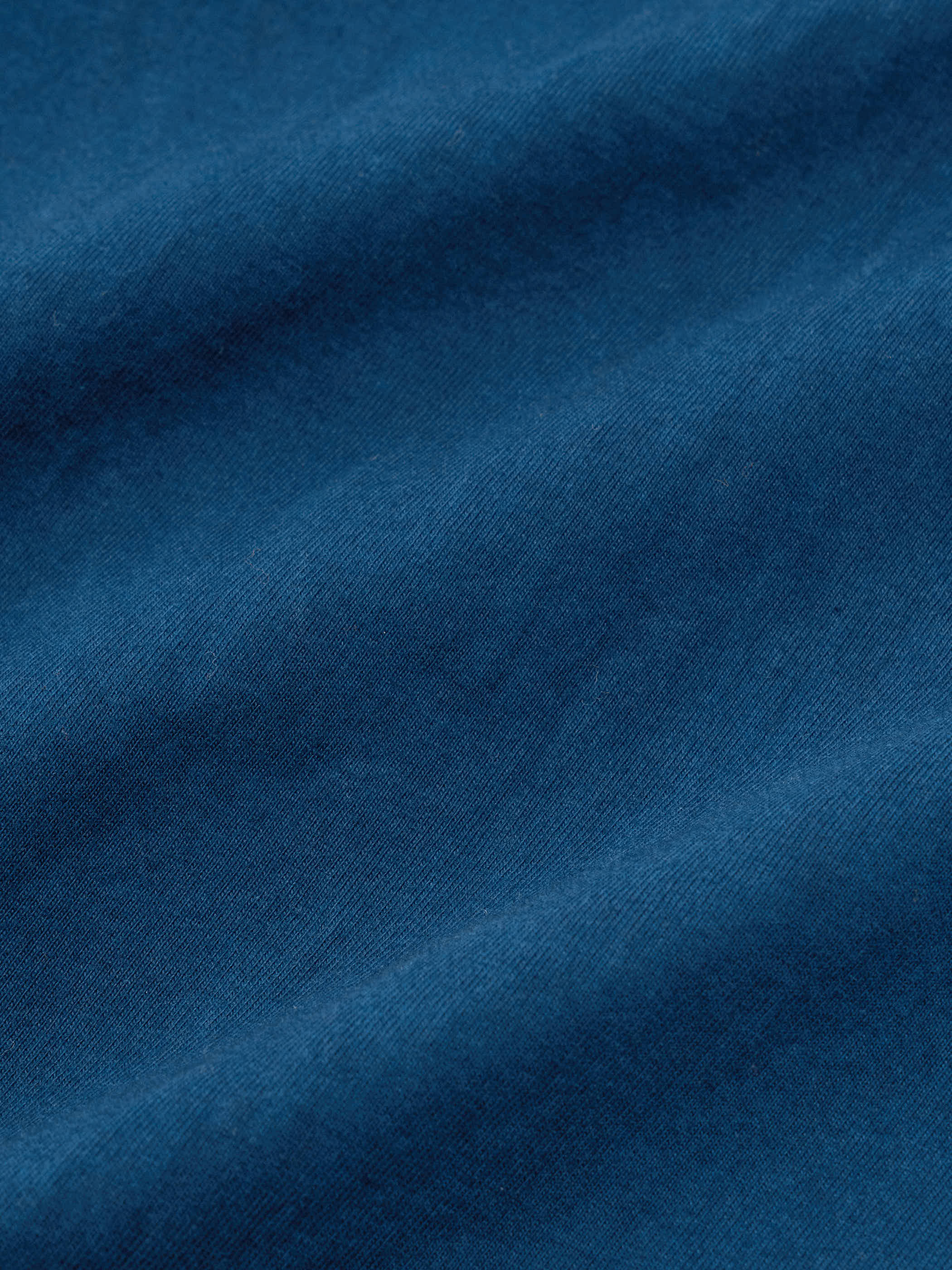 インディゴ染めTシャツの滑らかな肌触りのコーマ糸生地、吸汗性と速乾性に優れた素材