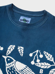 インディゴ染めのシンプルでクラシックなデザインのTシャツ、柔らかくしっかりとしたコットン生地インディゴ染めTシャツの滑らかな肌触りのコーマ糸生地、吸汗性と速乾性に優れた素材