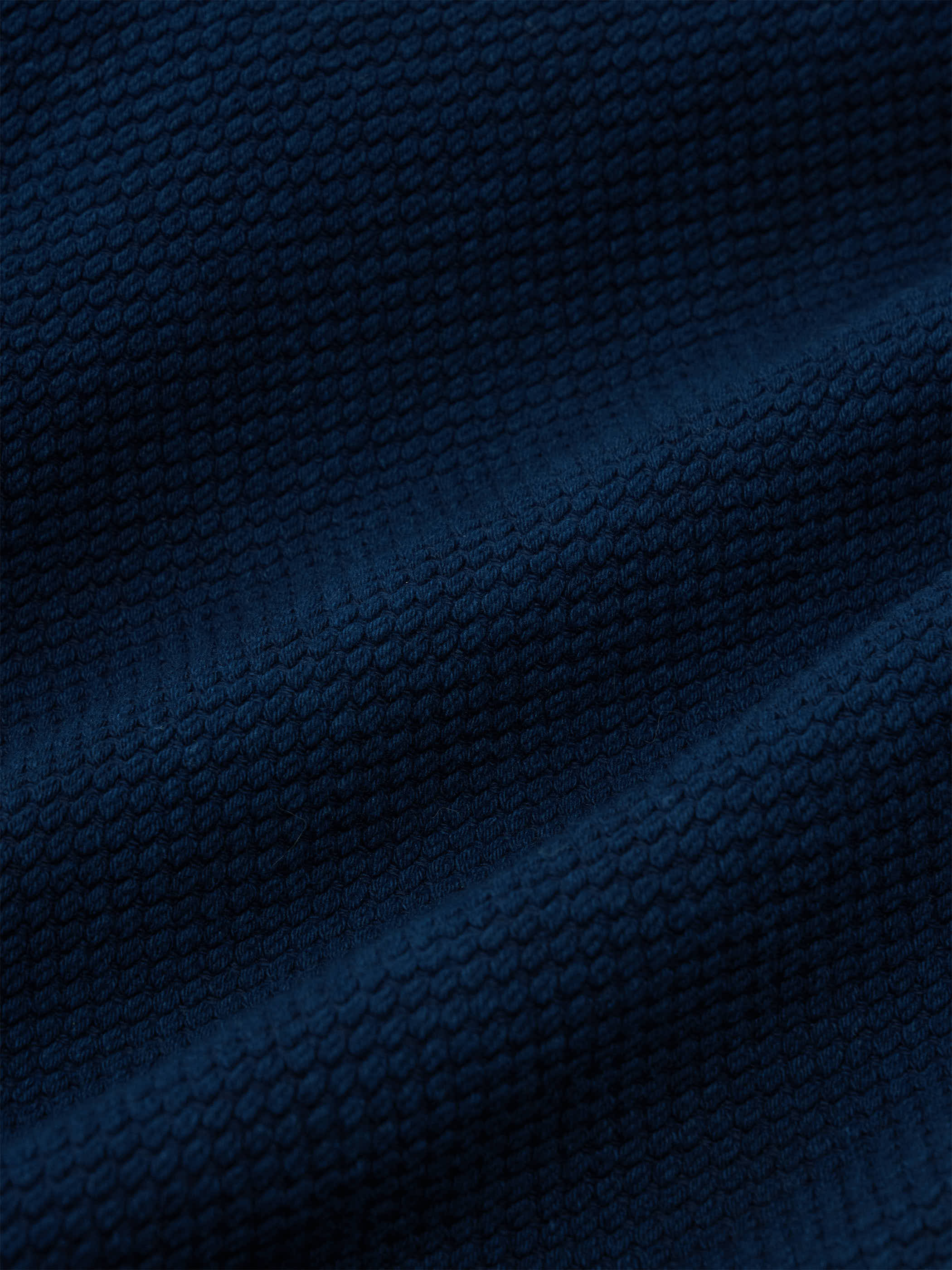 高級感のある刺し子織り生地の美しい陰影が特徴の藍染半纏、丁寧に織られたディテール