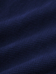 裏返すとバンダナ柄が現れる藍染はんてん、手作業で織られた刺し子織り生地の美しい陰影が特徴