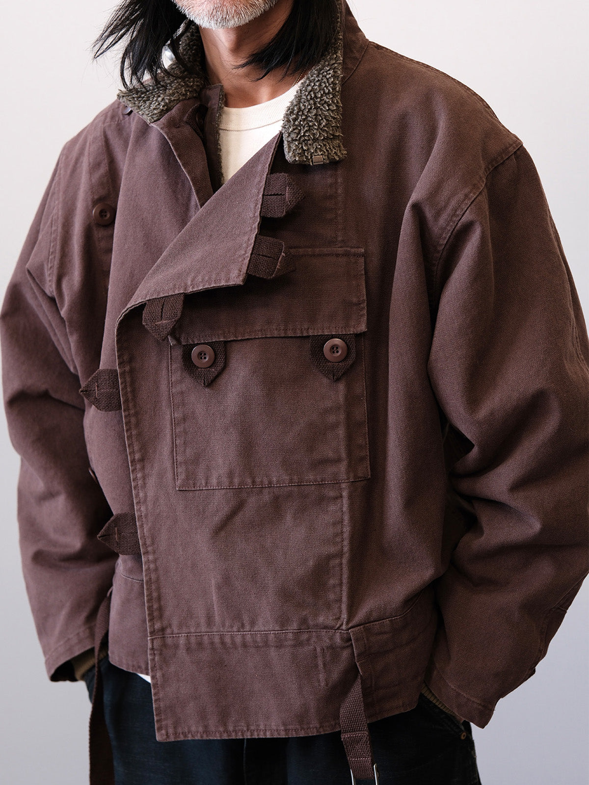 スウェーデンモーターサイクルジャケット,軍用ウェアの機能美を再構築した、冬を制するアウター。
