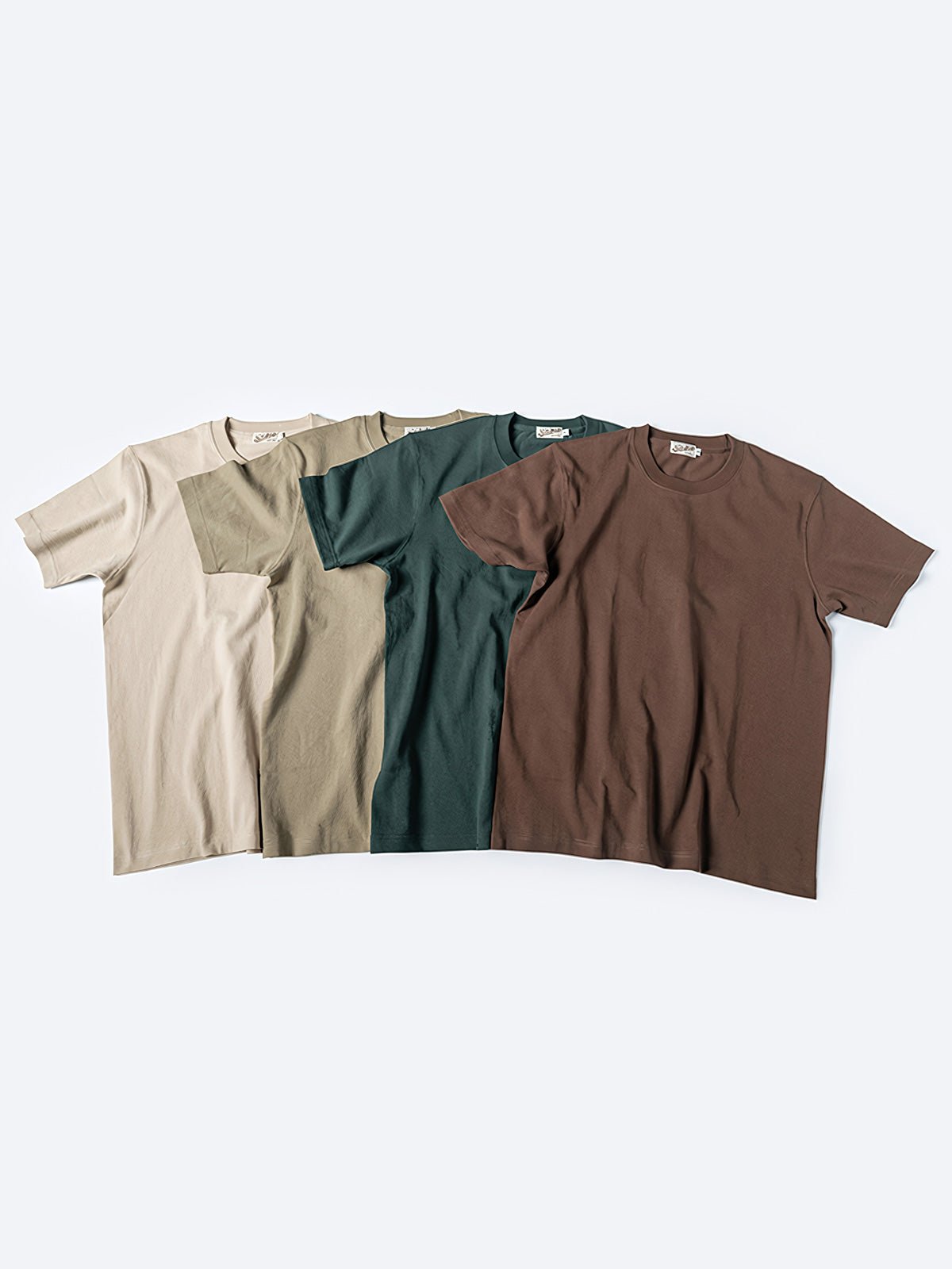 11色展開のヘビーウェイト半袖Tシャツ、厚手のアメリカンコットン製。均一な形状と厚みのある質感が特徴的な、シンプルでスタイリッシュなデザイン。