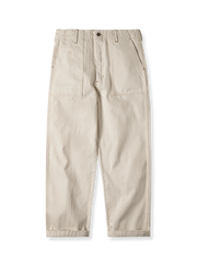 11.2オンスナチュラル綿帆デニムパンツの全体とセルビッチディテールを写した写真