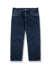 15オンスセルビッジデニムの裾ディテールと多重ステッチが特徴のヴィンテージウォッシュジーンズ。