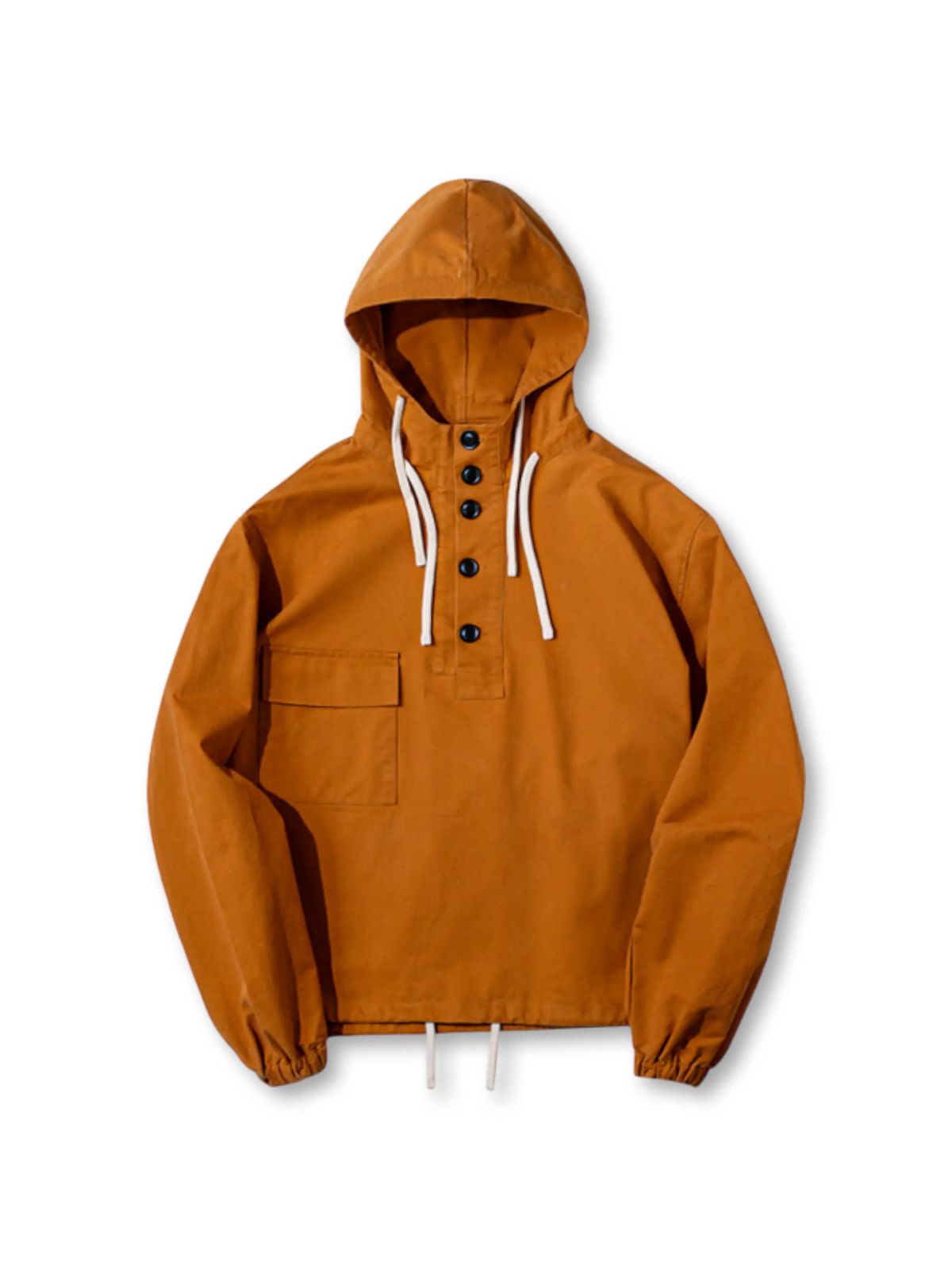 1940年代の軍用ガス防護服にインスパイアされたプルオーバーフーディ。耐久性のあるダブルワープツイル生地、半開襟ボタンデザイン、ドローコード付き袖口と裾、大きなフードとポケットが特徴。ユニセックスでストリートスタイルに最適。