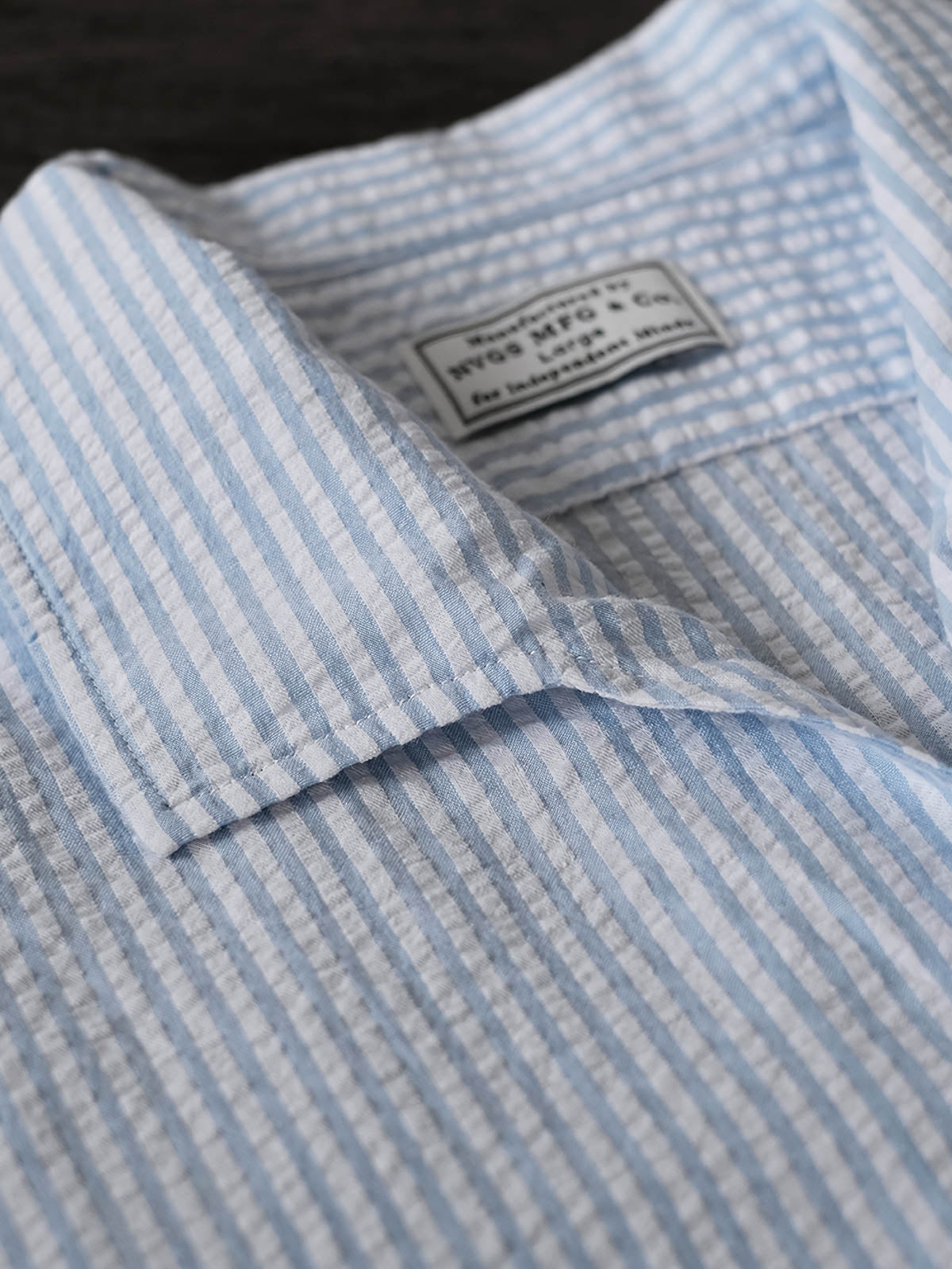 1950年代ICシャツ、ブルー＆ホワイトストライプのセミフォーマルシャツ全景を展示。