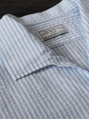 1950年代ICシャツ、ブルー＆ホワイトストライプのセミフォーマルシャツ全景を展示。