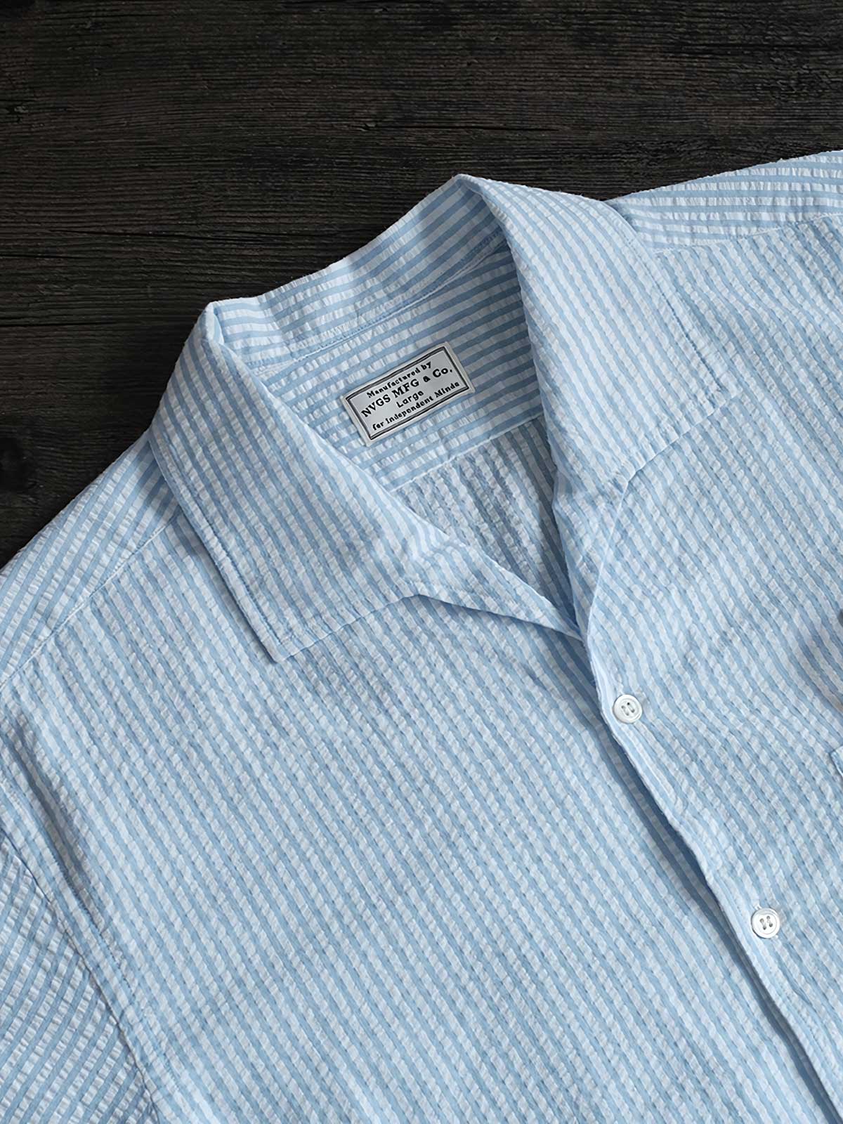 シャツのシアサッカー生地と天然シェルボタンのディテールを特集。