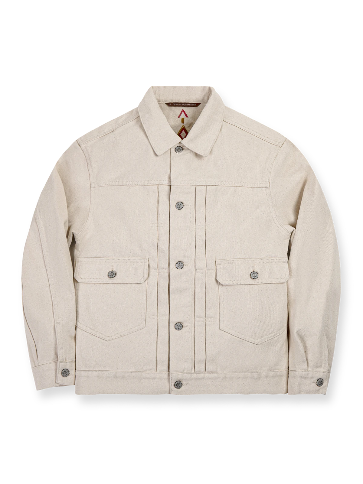 短め丈のボックスシルエットとプリーツフロントが特徴のホワイトデニムジャケット。