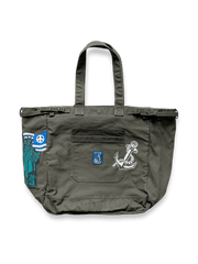 1970年代レトロウォッシュドキャンバスショルダートートバッグの全体像を展示し、そのクラシックな魅力とディテールが強調されています。