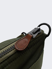 製品画像: 1970年代風 陸軍 軽量ナイロンヘルメットバッグの正面全体画像。クラシックなアーミーグリーンのカラーで、通勤やアウトドア活動に最適なデザイン。

詳細画像: バッグの前にある2つの収納ポケットのディテール画像。小物の整理に便利な実用的なデザイン。