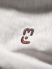 スウェットのフロントにある刺繍のディテール。ビビッドなパッチワークと組み合わせることで、ユニークなスタイルが際立ちます。"