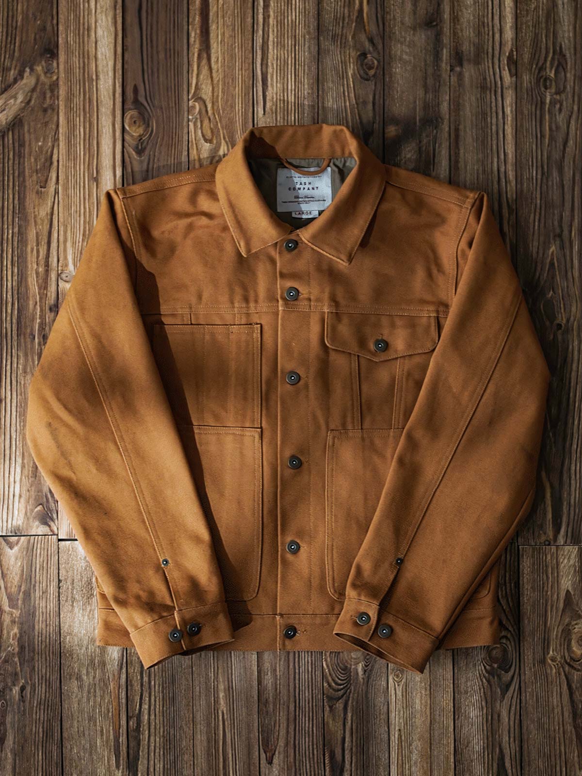 21oz帆布クルーザージャケットの全体展示、厚手の帆布素材とクラシックなワークウェアデザインを表現 詳細画像: ジャケットのディテールショット、帆布の質感と裏地のディテールを展示