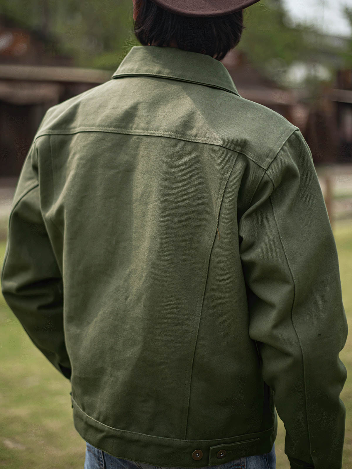 モデルが21oz帆布クルーザージャケットを着用し、タフなワークウェアスタイルを演出