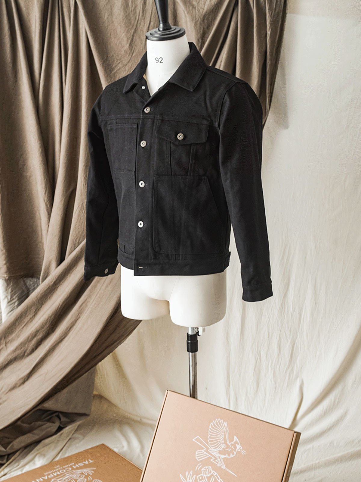 ジャケットのディテールショット、帆布の質感と裏地のディテールを展示