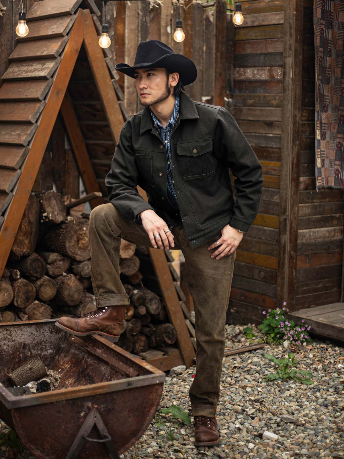 モデルが21oz帆布クルーザージャケットを着用し、タフなワークウェアスタイルを演出