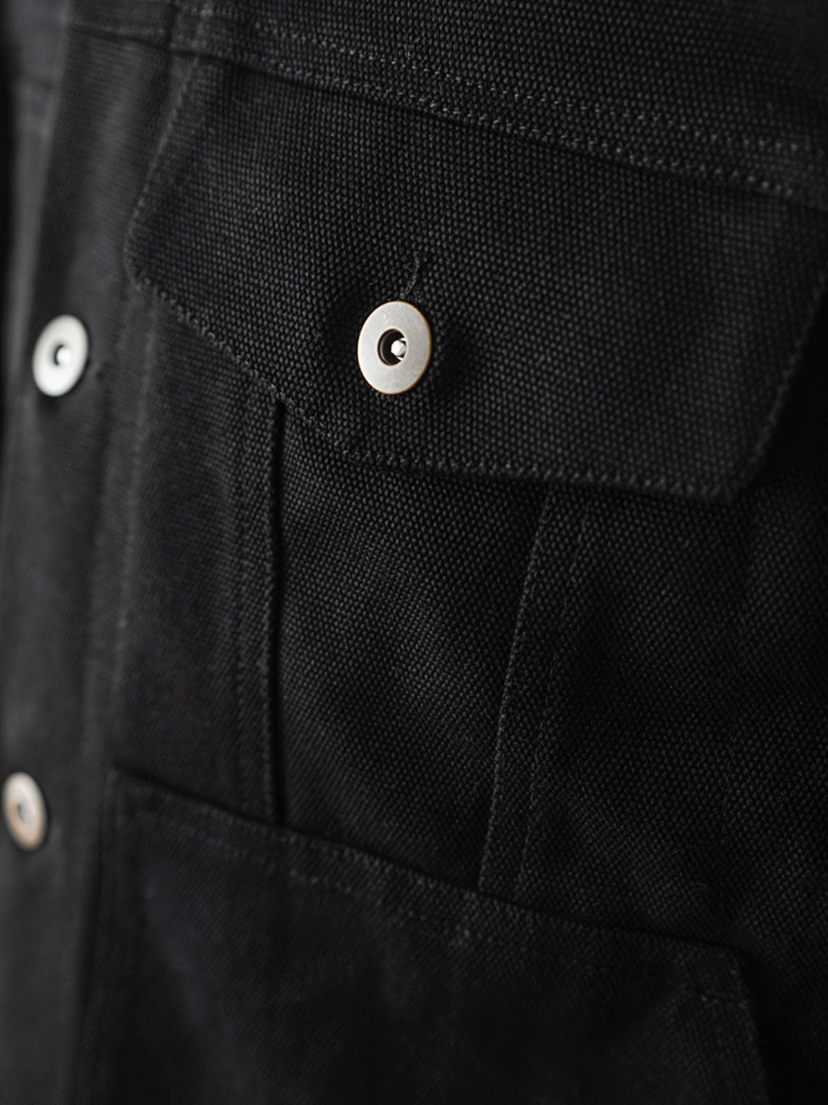 ジャケットのディテールショット、帆布の質感と裏地のディテールを展示