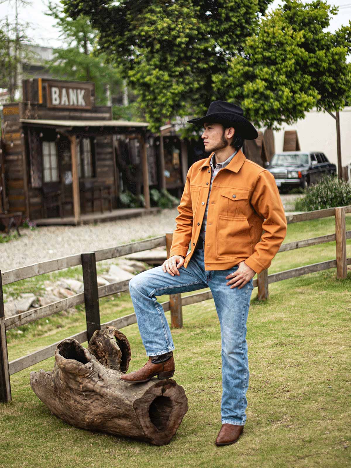 モデルが21oz帆布クルーザージャケットを着用し、タフなワークウェアスタイルを演出