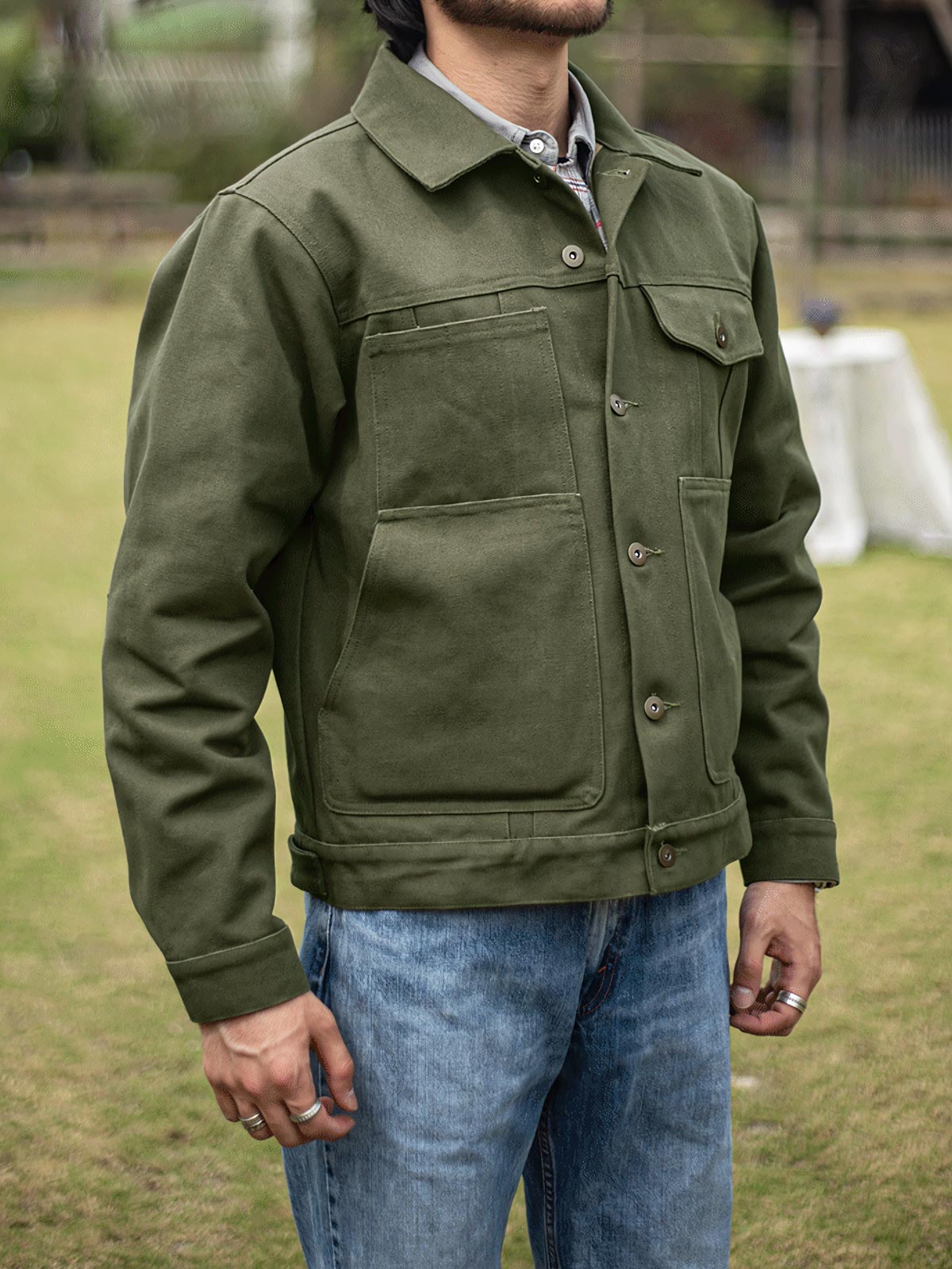 モデルが21oz帆布クルーザージャケットを着用し、タフなワークウェアスタイルを演出