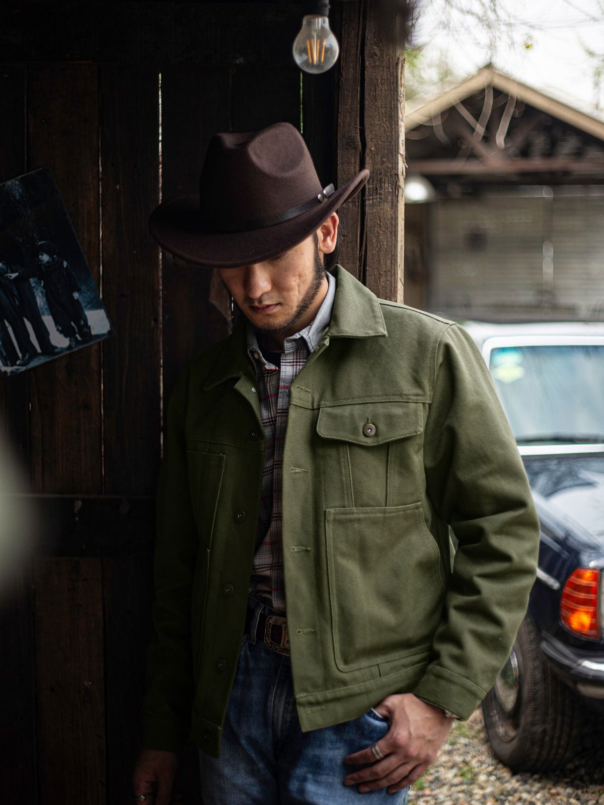 モデルが21oz帆布クルーザージャケットを着用し、タフなワークウェアスタイルを演出