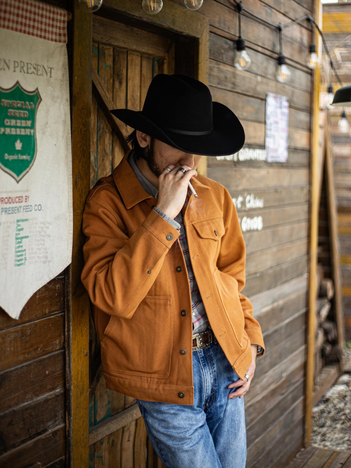 モデルが21oz帆布クルーザージャケットを着用し、タフなワークウェアスタイルを演出