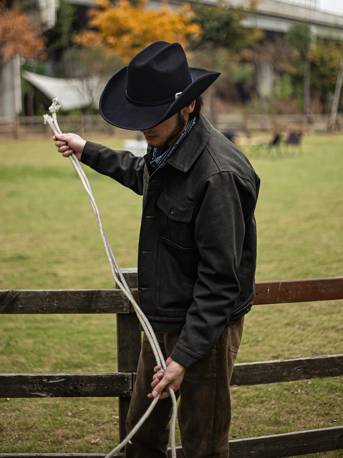 モデルが21oz帆布クルーザージャケットを着用し、タフなワークウェアスタイルを演出