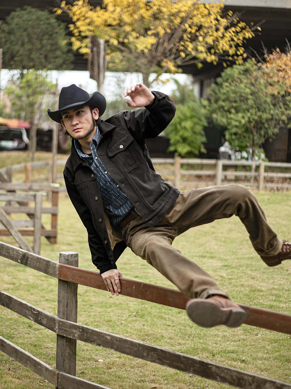 モデルが21oz帆布クルーザージャケットを着用し、タフなワークウェアスタイルを演出