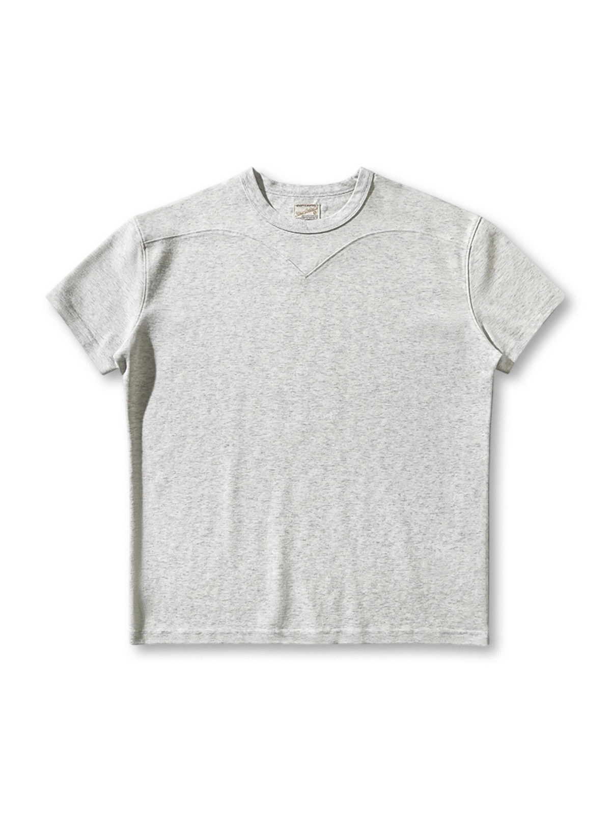 230gのコットンナイロン混紡生地を使用し、立体的なアームホールとヘンリーネックを備えたスリムフィットカットソー。クラシックとモダンを融合したデザイン。