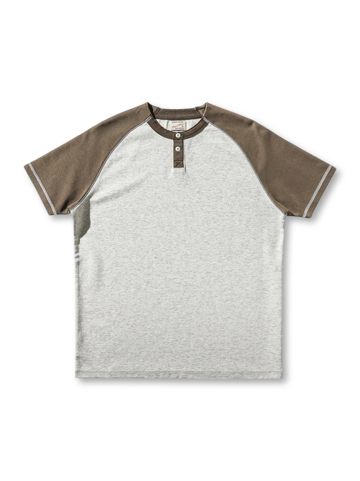 滑らかなシルクタッチ生地と立体シルエットが特徴のラグランヘンリーネックTシャツ