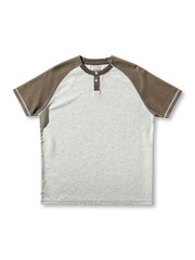 滑らかなシルクタッチ生地と立体シルエットが特徴のラグランヘンリーネックTシャツ