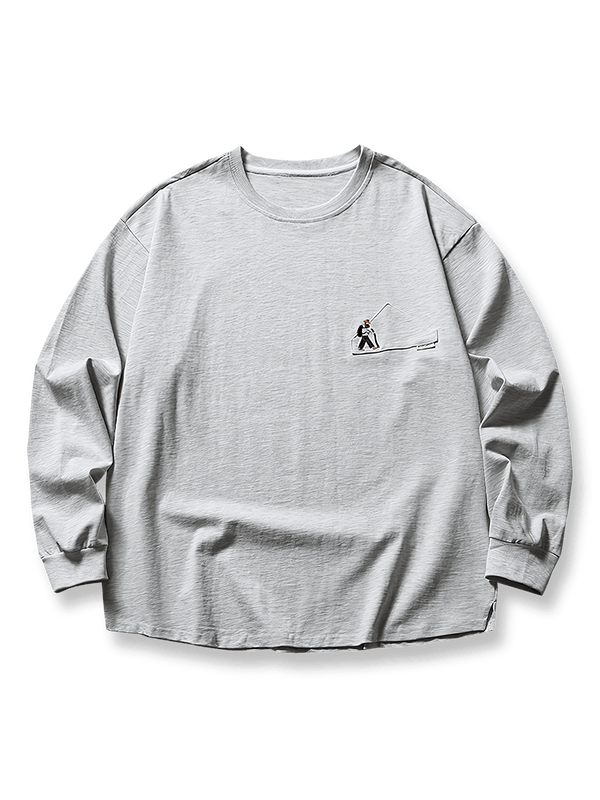 登山者刺繍が施された280gコットン長袖Tシャツ。ルーズフィットのクルーネックとヴィンテージアウトドアテイストを特徴とするアイテム。